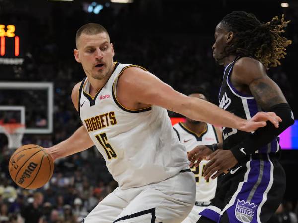 Nikola Jokic (kiri) memncetak triple-double saat Denver Nuggets meraih kemenangan 124-116 atas Sacramento Kings pada hari Rabu (9/4) malam. (Foto: AP)