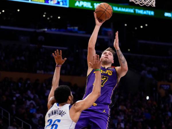 Luka Doncic (kanan) mencetak 45 poin saat tim tamu Los Angeles Lakers mengalahkan Mavericks 112-97 pada hari Rabu (9/4) malam. (Foto: AP)