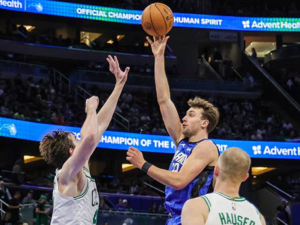 Franz Wagner (tengah) mencetak 23 poin saat Orlando Magic meraih kemenangan 96-76 melawan Boston Celtics pada Rabu (9/4) malam. (Foto: AP)