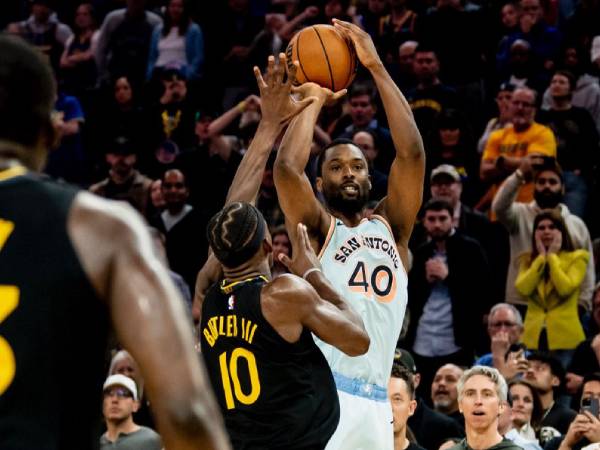 Harrison Barnes (kanan) melesakkan tembakan kemenangan saat San Antonio Spurs mengalahkan Golden State Warriors 114-111 pada Rabu (9/4) malam di San Francisco. (Foto: AP)