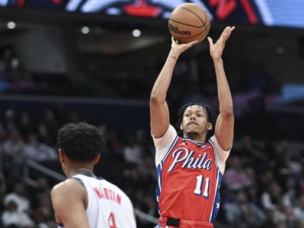 Jonathan Mogbo (kanan) mencatatkan triple-double saat Toronto Raptors meraih kemenangan 126-96 atas Charlotte Hornets pada hari Rabu (9/4) malam. (Foto: AP)