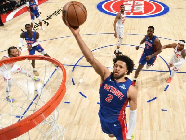 Cade Cunningham (tengah) mencetak 36 poin saat tuan rumah Detroit Pistons meraih kemenangan 115-106 atas New York Knicks pada Kamis (10/4) malam. (Foto: AP)