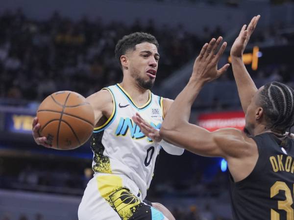 Tyrese Haliburton mencetak 23 poin saat Indiana Pacers meraih kemenangan 114-112 atas Cleveland Cavaliers pada hari Kamis (10/4) malam di Indianapolis. (Foto: AP)