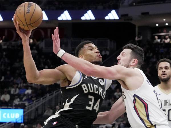 Giannis Antetokounmpo (kiri) mencetak 28 poin saat tuan rumah Milwaukee Bucks mengalahkan New Orleans Pelicans 136-111 pada Kamis (10/4) malam. (Foto: AP)