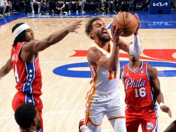 Trae Young (kanan) mencetak 36 poin saat Atlanta Hawks membukukan kemenangan tandang 124-110 atas Philadelphia 76ers pada hari Jumat (11/4) malam. (Foto: AP)