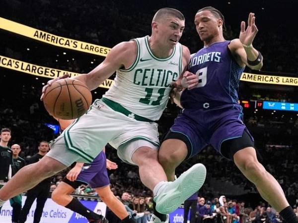 Payton Pritchard (kiri) mencetak 22 poin saat Boston Celtics meraih kemenangan 130-94 atas tim tamu Charlotte Hornets pada Jumat (11/4) malam. (Foto: AP)