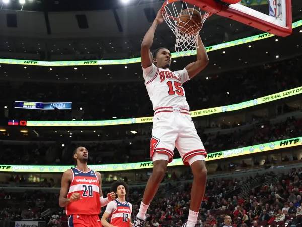 Julian Phillips (kanan) mencetak 23 poin saat Chicago Bulls mengalahkan Washington Wizards 119-89 pada hari Jumat (11/4) malam. (Foto: AP)