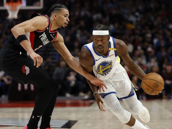 Jimmy Butler III (kanan) mencetak 24 poin saat tim tamu Golden State Warriors mengalahkan Portland Trail Blazers, 103-86, pada Jumat (11/4) malam. (Foto: AP)