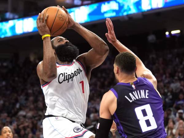 James Harden (kiri) membukukan triple-double saat Los Angeles Clippers mengalahkan tuan rumah Sacramento Kings 101-100 pada hari Jumat (11/4) malam. (Foto: AP)