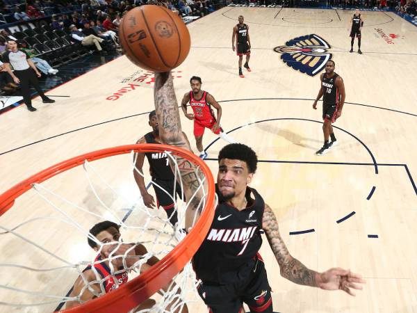 Kel'el Ware (tengah) mencetak 10 poin saat tim tamu Miami Heat meraih kemenangan 153-104 atas New Orleans Pelicans pada Jumat (11/4) malam. (Foto: AP)