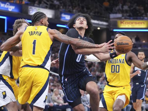 Anthony Black (tengah) mencetak 21 poin saat tim tamu Orlando Magic mengalahkan Indiana Pacers 129-115 pada Jumat (11/4) malam di Indianapolis. (Foto: AP)