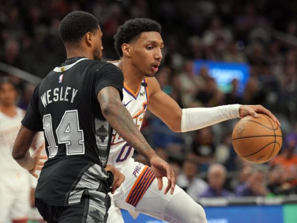 Ryan Dunn (kanan) mencetak 26 poin saat tuan rumah Phoenix Suns meraih kemenangan 117-98 atas San Antonio Spurs pada hari Jumat (11/4) malam.