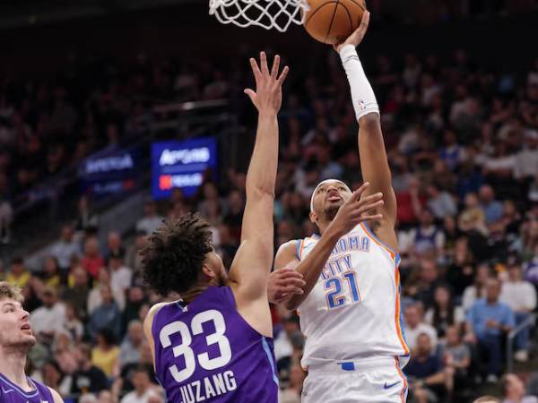 Aaron Wiggins (kanan) mencetak 35 poin saat Oklahoma City Thunder mengalahkan Utah Jazz 145-111 pada Jumat (11/4) malam di Salt Lake City. (Foto: AP)