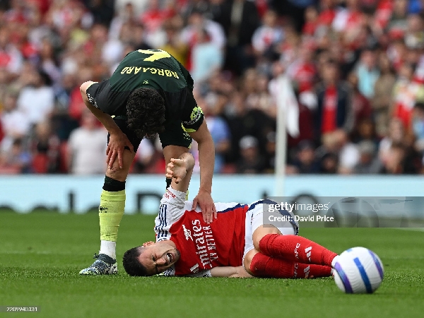 Christian Norgaard melakukan tekel berbahaya terhadap Gabriel Martinelli