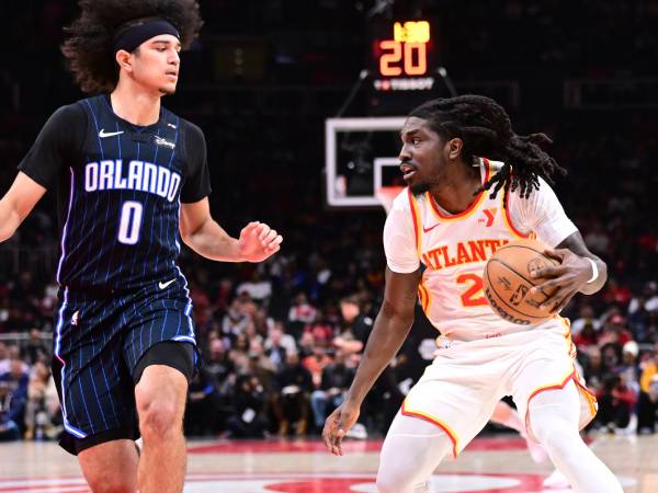 Keaton Wallace (kanan) mencetak triple-double saat Atlanta Hawks meraih kemenangan 117-105 atas tim tamu Orlando Magic pada hari Minggu (13/4) sore. (Foto: AP)