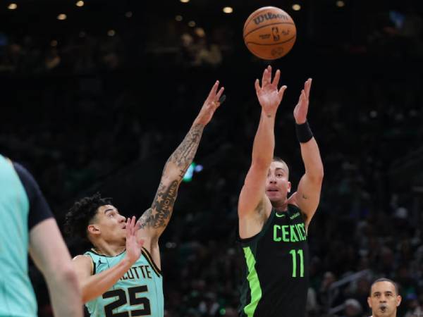 Payton Pritchard (kanan) mencetak 34 poin saat Boston Celtics mengalahkan tim tamu Charlotte Hornets 93-86 pada hari Minggu (13/4). (Foto: AP)