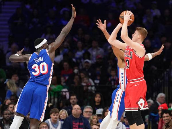 Kevin Huerter (kanan) mencetak 18 poin saat tim tamu Chicago Bulls mengalahkan Philadelphia 76ers 122-102 pada hari Minggu (13/4). (Foto: AP)
