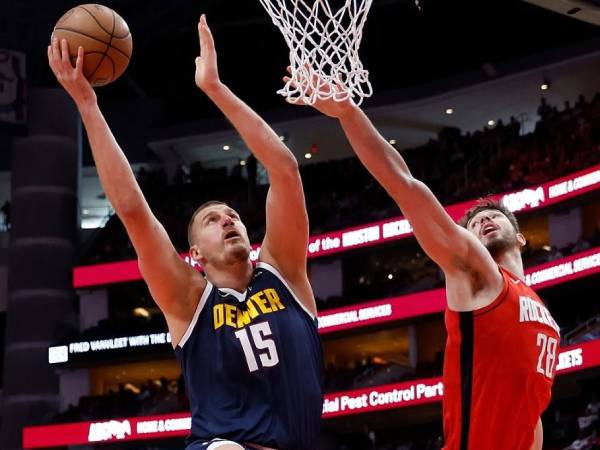 Nikola Jokic (kiri) mencetak 18 poin saat tim tamu Denver Nuggets meraih kemenangan 126-111 atas Houston Rockets pada hari Minggu (13/4). (Foto: AP)