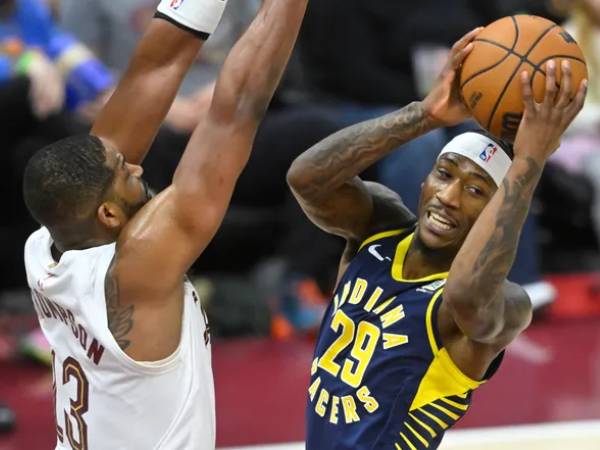 Quenton Jackson (kanan) mencetak 21 poin saat Indiana Pacers mengalahkan Cleveland Cavaliers 126-118 pada hari Minggu (13/4) di Cleveland. (Foto: AP)