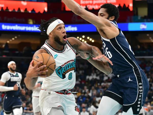 Lamar Stevens (kiri) mencetak 31 poin saat tuan rumah Memphis Grizzlies meraih kemenangan 132-97 atas Dallas Mavericks pada hari Minggu (13/4) sore. (Foto: AP)