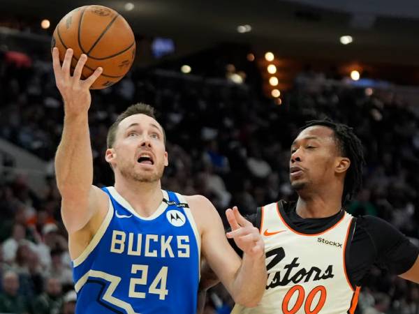 Pat Connaughton (kiri) mencetak 43 poin saat Milwaukee Bucks mengalahkan tim tamu Detroit Pistons 140-133 pada hari Minggu (13/4) sore. (Foto: AP)