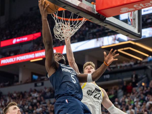 Anthony Edwards (kiri) mencetak 43 poin saat Minnesota Timberwolves meraih kemenangan 116-105 atas Utah Jazz pada hari Minggu (13/4) di Minneapolis. (Foto: AP)