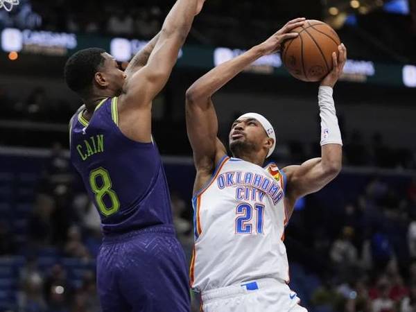 Aaron Wiggins (kanan) mencetak 28 poin saat tim tamu Oklahoma City Thunder meraih kemenangan 115-100 atas New Orleans Pelicans pada Minggu (13/4) sore. (Foto: AP)