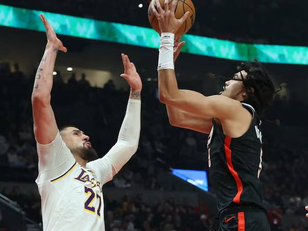 Dalano Banton (kanan) mencetak 23 poin saat tuan rumah Portland Trail Blazers meraih kemenangan 109-81 atas Los Angeles Lakers pada hari Minggu (13/4). (Foto: AP)