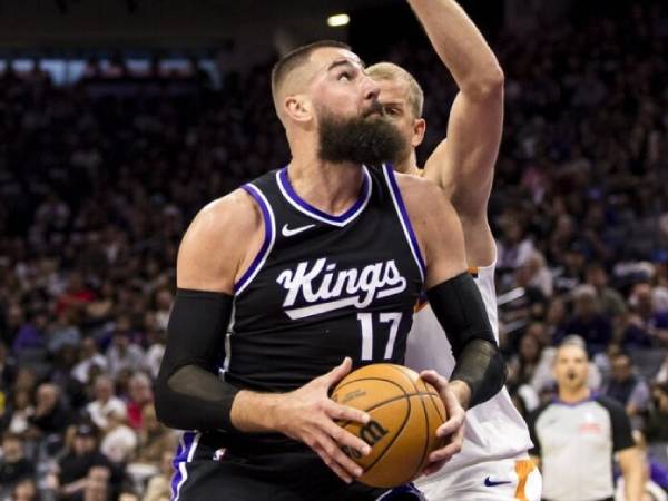 Jonas Valanciunas mencetak 22 poin saat Sacramento Kings mengalahkan tim tamu Phoenix Suns 109-98 pada hari Minggu (13/4). (Foto: AP)