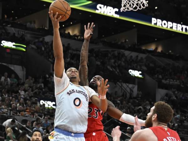 Keldon Johnson (kiri) mencetak 23 poin saat tuan rumah San Antonio Spurs mengalahkan Toronto Raptors 125-118 pada hari Minggu (13/4) sore. (Foto: AP)