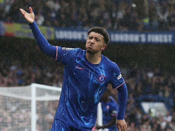 Winger Chelsea, Jadon Sancho, merayakan golnya ke gawang Ipswich Town