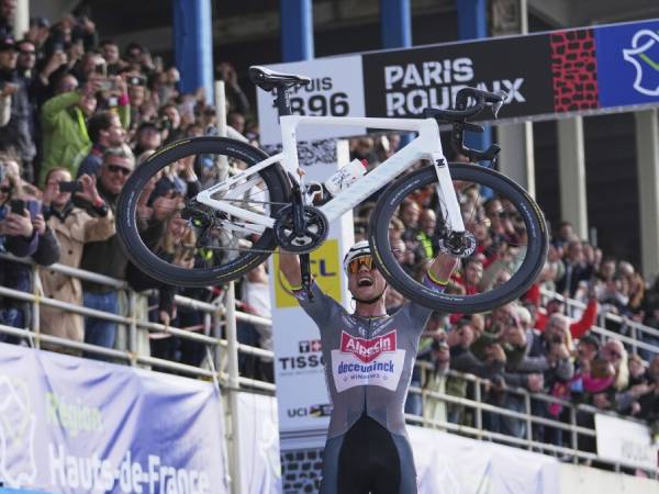 Mathieu van der Poel melakukan selebrasi setelah menjuarai balapan Paris-Roubaix. (Foto: AFP)