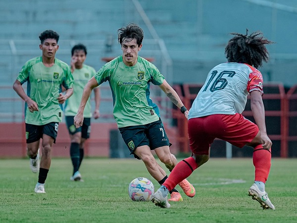 Gelandang Persebaya Surabaya, Fransisco Rivera di laga pemanasan jelang Derby Suramadu