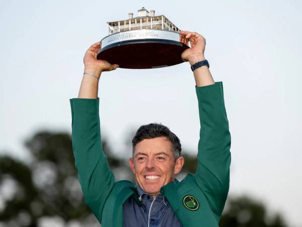 Rory McIlroy mengangkat trofi setelah menjuarai turnamen Masters. (Foto: Golf Digest)
