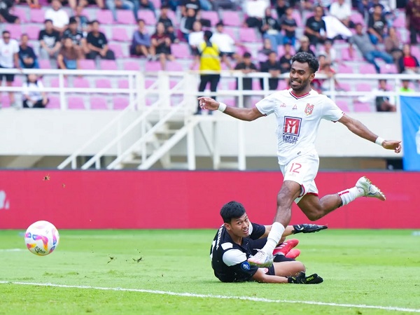 Winger Malut United FC, Yakob Sayuri di laga kontra Persis Solo