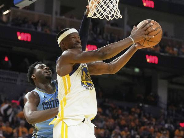 Jimmy Butler III (kanan) mencetak 38 poin saat Golden State Warriors meraih kemenangan 121-116 atas Memphis Grizzlies di babak play-in pada Selasa (15/4) malam di San Francisco. (Foto: AP)