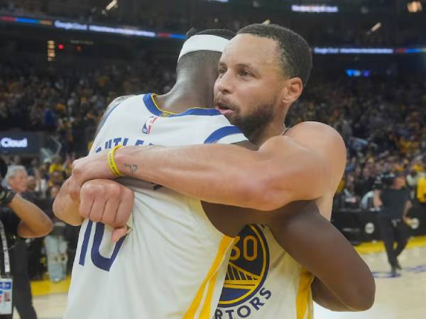 Stephen Curry (kanan) memeluk Jimmy Butler di akhir pertandingan melawan Grizzlies. (Foto: AP)