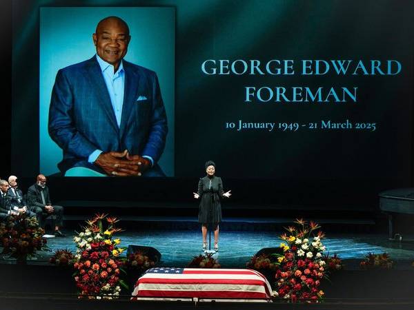 Diadakan di Wortham Theater Center, acara yang berlangsung selama hampir 90 menit ini menampilkan penghormatan dari keluarga, teman, dan rekan-rekan sesama petinju dari George Foreman. (Foto: AP)