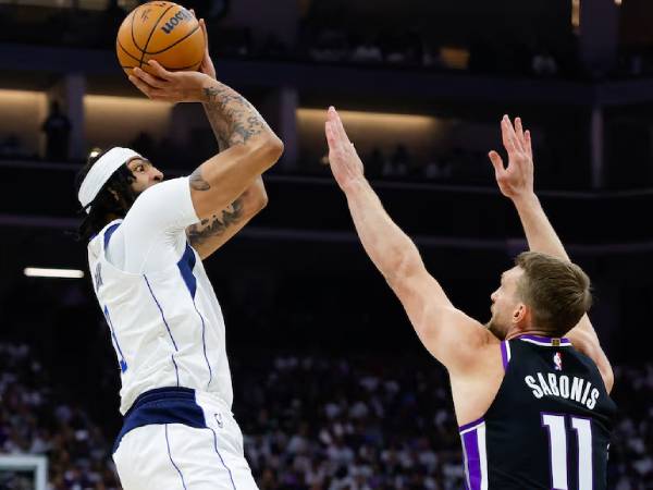 Anthony Davis (kiri) mencetak 27 poin saat Dallas Mavericks menang 120-106 atas tuan rumah Sacramento Kings pada play-in Wilayah Barat pada Rabu (16/4) malam. (Foto: AP)