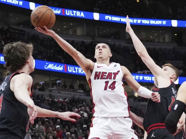 Tyler Herro (tengah) mencetak 38 poin saat tim tamu Miami Heat meraih kemenangan 109-90 atas Chicago Bulls pada Rabu (16/4) malam dalam pertandingan play-in Wilayah Timur. (Foto: AP)