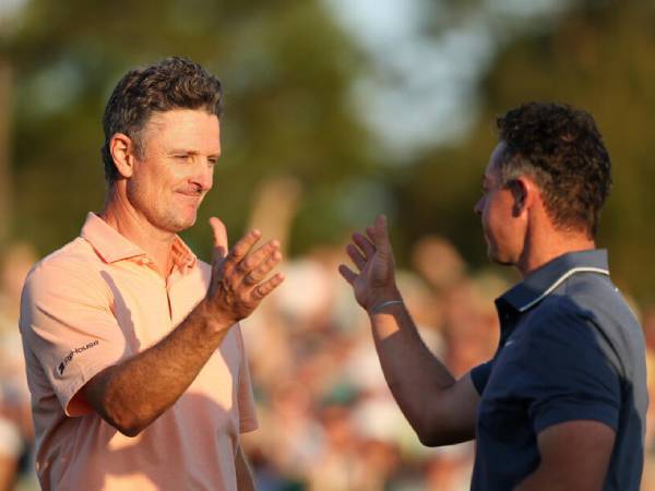 Justin Rose (kiri) menyalami Rory McIlroy yang mengalahkannya di playoff Masters. (Foto: Golf Digest)