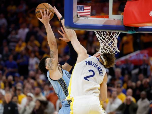 Salah satu yang dianggap kesalahan oleh NBA adalah sempritan terhadap blok Brandin Podziemski terhadap Scottie Pippen Jr. di dekat ring. (Foto: AP)