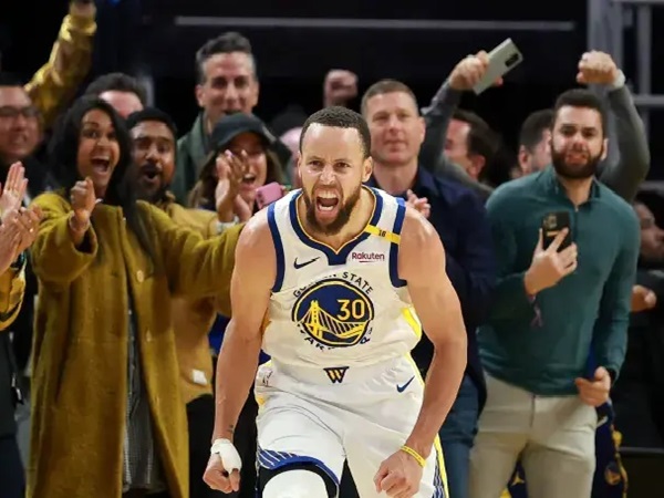 Stephen Curry Lega Warriors Lolos ke Playoff NBA