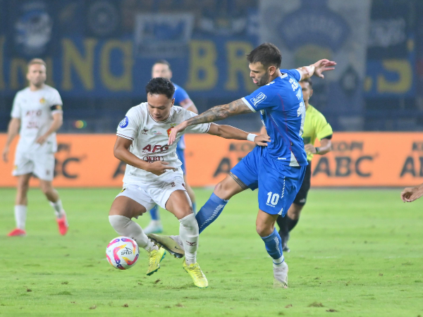 Gelandang Persib, Tyronne del Pino