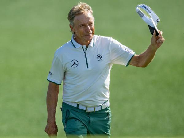 Bernhard Langer melambaikan tangan setelah menyelesaikan penampilanya di Augusta. (Foto: Golf Digest)