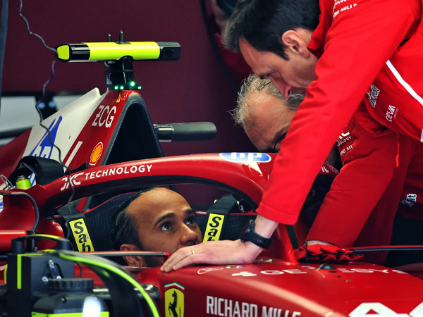 Lewis Hamilton sadar bahwa tekanan dalam tim Ferrari begitu besar.
