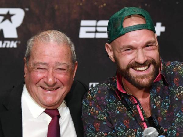 Bob Arum (kiri) dan Tyson Fury. (Foto: Fight TV)