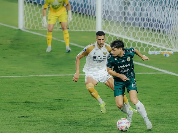 Gelandang PSS Sleman, Vico dikawal pemain Dewa United FC