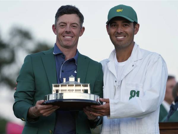 Rory McIlroy (kiri) berpose bersama Harry Diamond setelah menjuarai Masters. (Foto: Golf Digest)