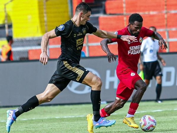 Winger Semen Padang FC, Cornelius Stewart di laga kontra PSIS Semarang